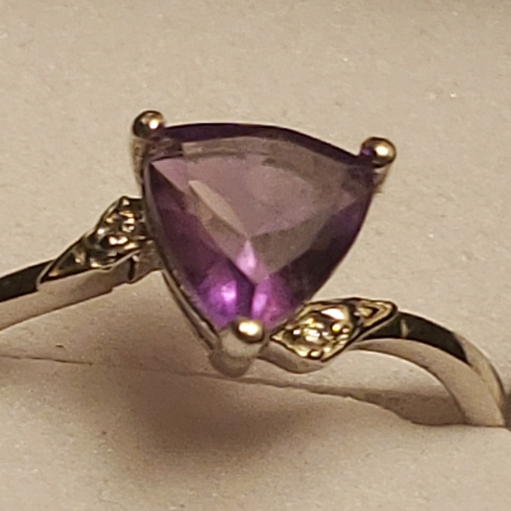 💍10kt white gold .35 trillion cut amethyst & 2 white 💎 diamond accents ring 7
